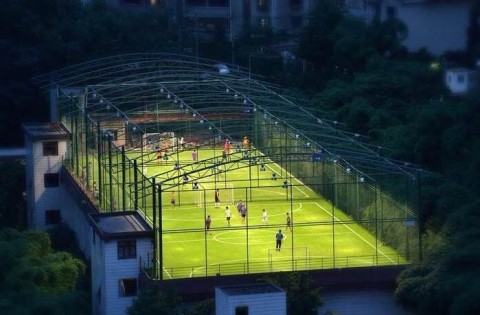 WOW, it’s great to play football on the roof of the building!