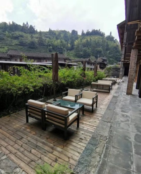 Combination of fashionable outdoor leisure furniture and traditional Chinese courtyard